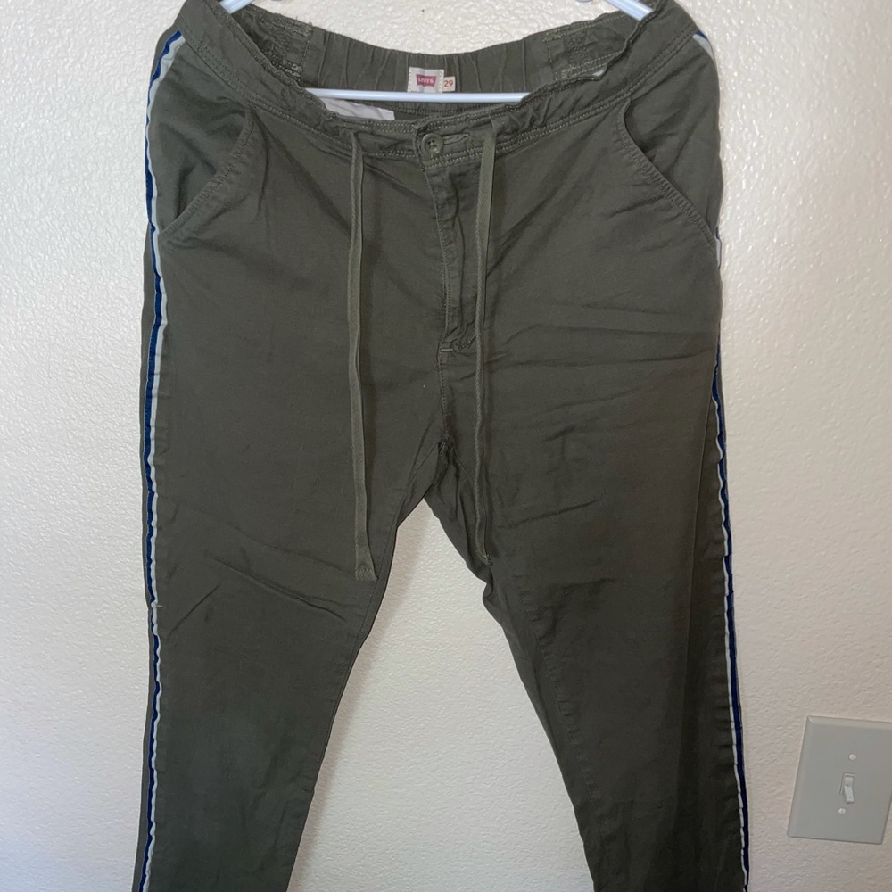 Levi’s Cropped Pants